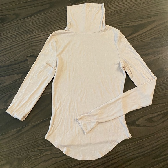 Long sleeve turtle neck shirt - Picture 1 of 5